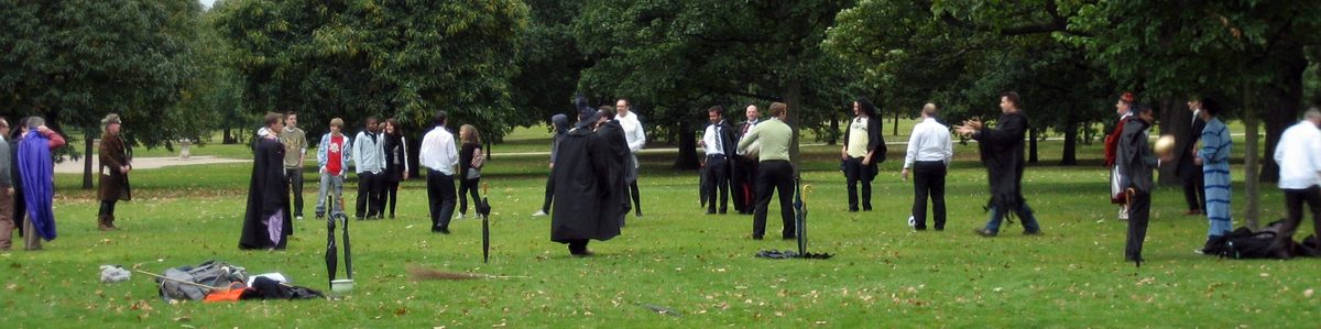 Match de quidditch en extérieur, joueurs balai entre les jambes